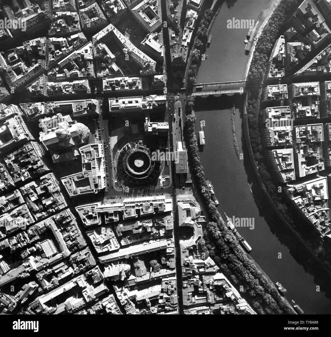 Vue aérienne d'un tronçon du Tibre à Rome, 1955 Banque D'Images