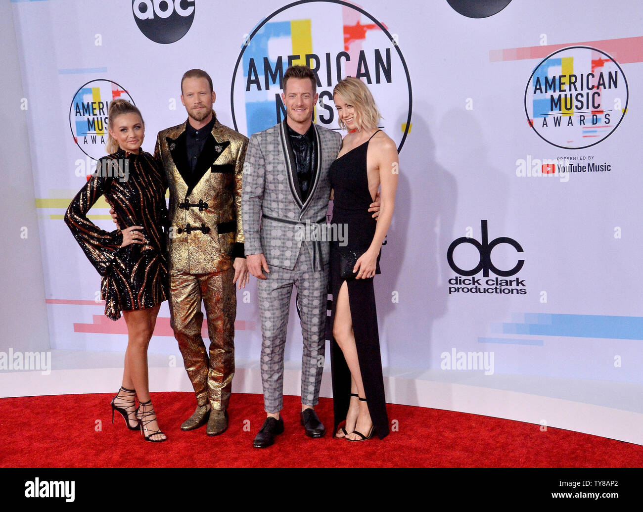 (L-R) Brittney Marie Kelley, Brian Kelley et Tyler Hubbard de Florida Georgia Line, et Hayley Hubbard arrivent pour le 46th Annual American Music Awards lors du Microsoft Theatre de Los Angeles le 9 octobre 2018. Photo par Jim Ruymen/UPI Banque D'Images
