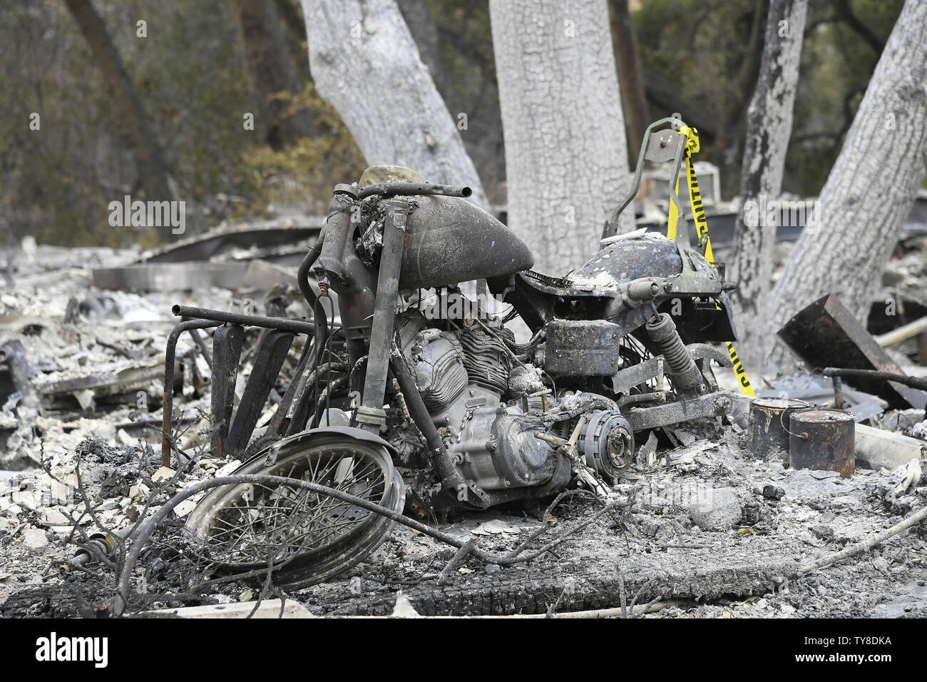 Une moto est assis dans la cendre sur la promenade Sherwood à Westlake Village, en Californie le 13 novembre 2018. Selon les responsables locaux, les incendies font rage dans le Nord et le Sud de la Californie ont tué au moins 31 personnes, détruit des milliers d'ouvrages et d'environ 150 000 personnes forcées d'évacuer. Photo de John McCoy/UPI Banque D'Images