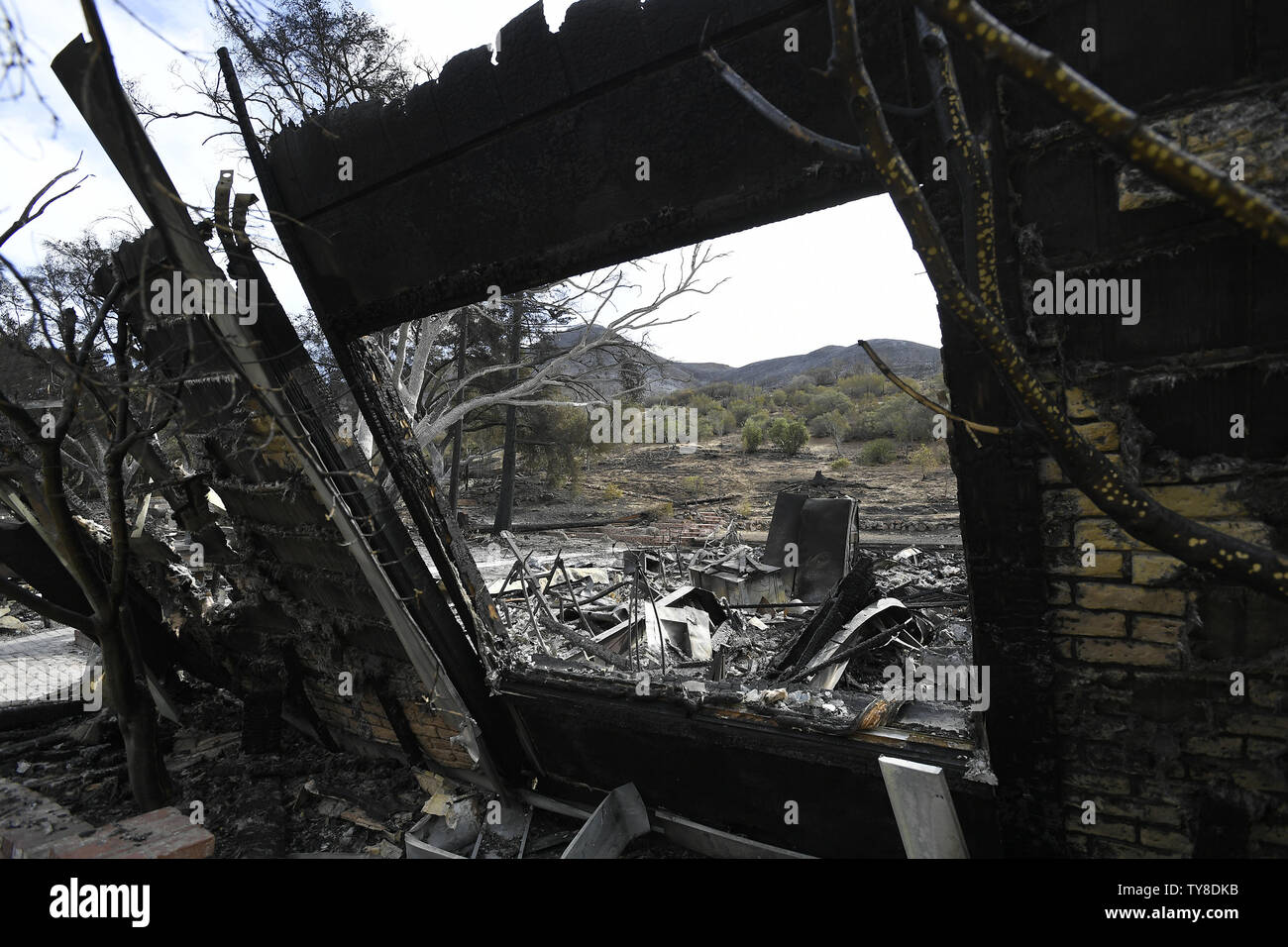 Voir à travers ce qu'on la vitre avant d'une maison sur Place Kings à Westlake Village, en Californie le 13 novembre 2018. Selon les responsables locaux, les incendies font rage dans le Nord et le Sud de la Californie ont tué au moins 31 personnes, détruit des milliers d'ouvrages et d'environ 150 000 personnes forcées d'évacuer. Photo de John McCoy/UPI Banque D'Images