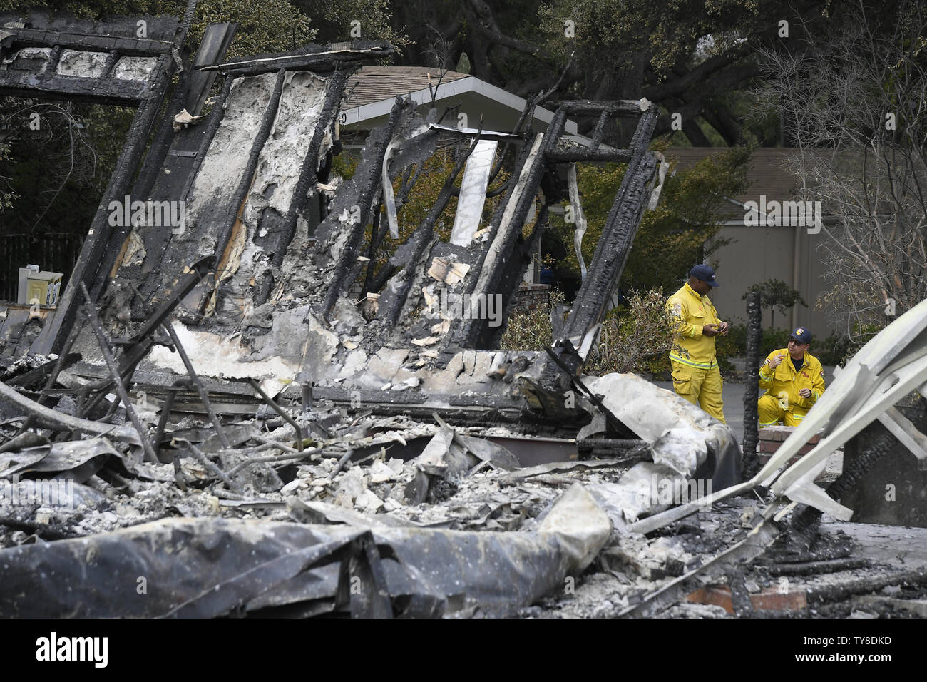 Des inspecteurs des incendies Cal regarder une maison qui a été détruite à Sherwood Road à Westlake Village, en Californie le 13 novembre 2018. Selon les responsables locaux, les incendies font rage dans le Nord et le Sud de la Californie ont tué au moins 31 personnes, détruit des milliers d'ouvrages et d'environ 150 000 personnes forcées d'évacuer. Photo de John McCoy/UPI Banque D'Images