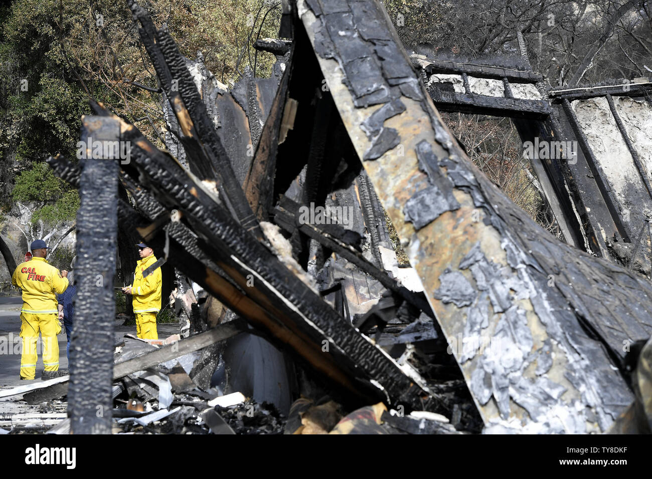 Des inspecteurs des incendies Cal regarder une maison qui a été détruite à Sherwood Road à Westlake Village, en Californie le 13 novembre 2018. Selon les responsables locaux, les incendies font rage dans le Nord et le Sud de la Californie ont tué au moins 31 personnes, détruit des milliers d'ouvrages et d'environ 150 000 personnes forcées d'évacuer. Photo de John McCoy/UPI Banque D'Images