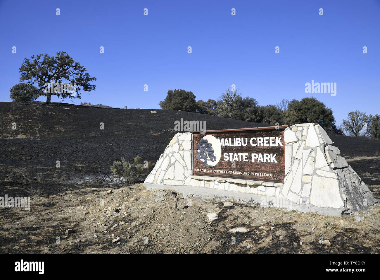 La pancarte "Malibu Creek State Park reste comme des champs et la brosse sont dans le carbonisé Woolsey Fire à Malibu, Californie le 14 novembre 2018. De nombreux chênes survivra, toutefois, la plupart de la brosse et d'herbes indigènes ont brûlé à la terre. Le parc est connu pour ses kilomètres de sentiers, et que le lieu de tournage pour la série télévisée. M.A.S.H. Photo de John McCoy/UPI Banque D'Images