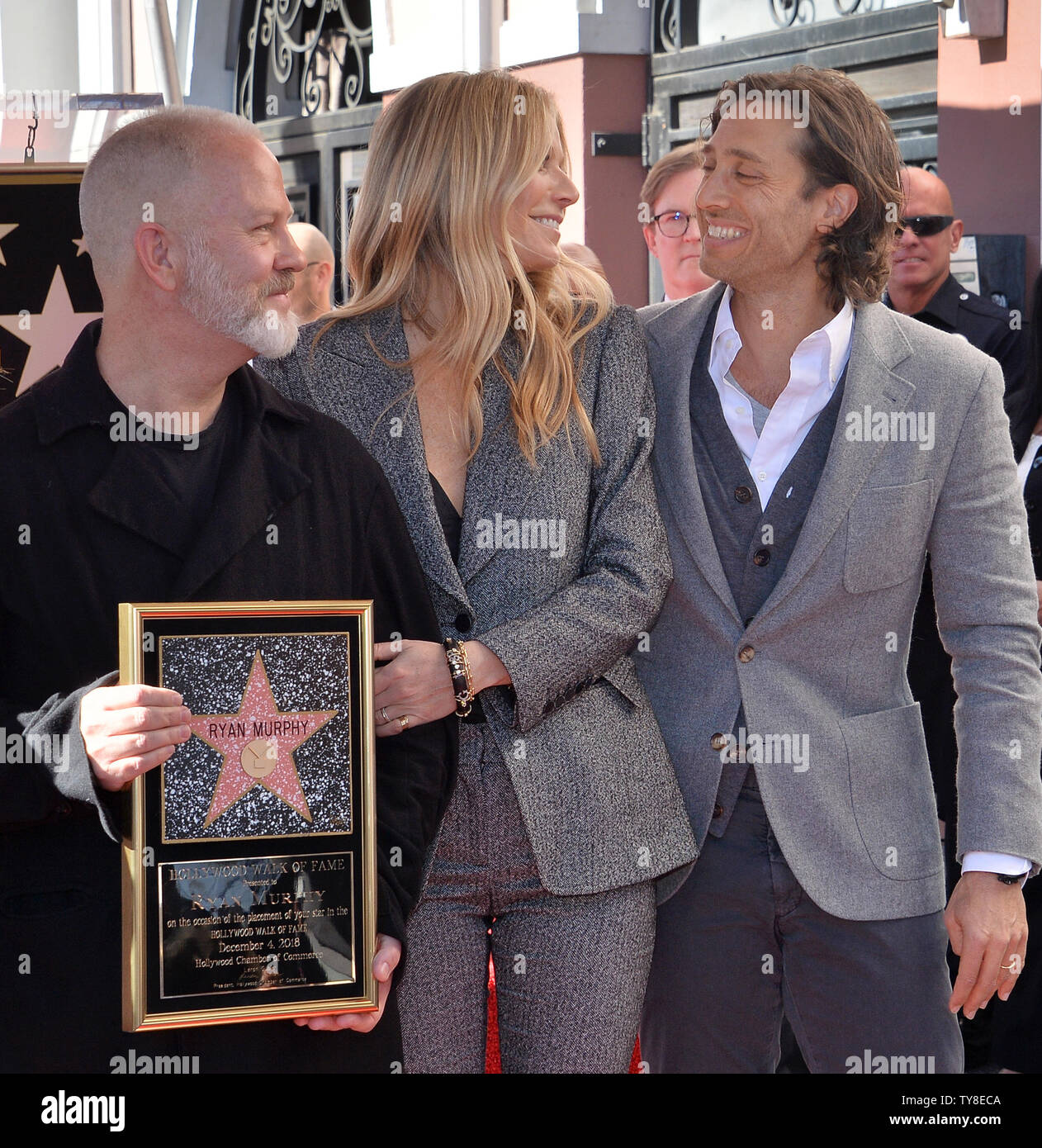 Scénariste, réalisateur et producteur Ryan Murphy, mieux connu pour la création/co-création/production d'un certain nombre de séries télévisées, contient une réplique de la plaque il est rejoint par l'actrice Gwyneth Paltrow et son mari, producteur Brad Falchuk lors d'une cérémonie de dévoilement d'honorer avec le Murphy 2,653ème étoile sur le Hollywood Walk of Fame à Los Angeles le 4 décembre 2018. Photo par Jim Ruymen/UPI Banque D'Images