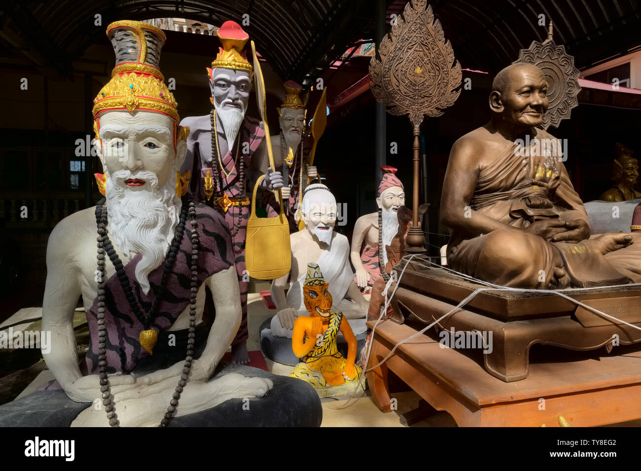 Les statues d'un moine vénéré 'et' russi (ermites) au Wat Bang Phra, célèbre pour les tatouages magiques ; il administre près de Nakhon Chaisi, Thaïlande Banque D'Images