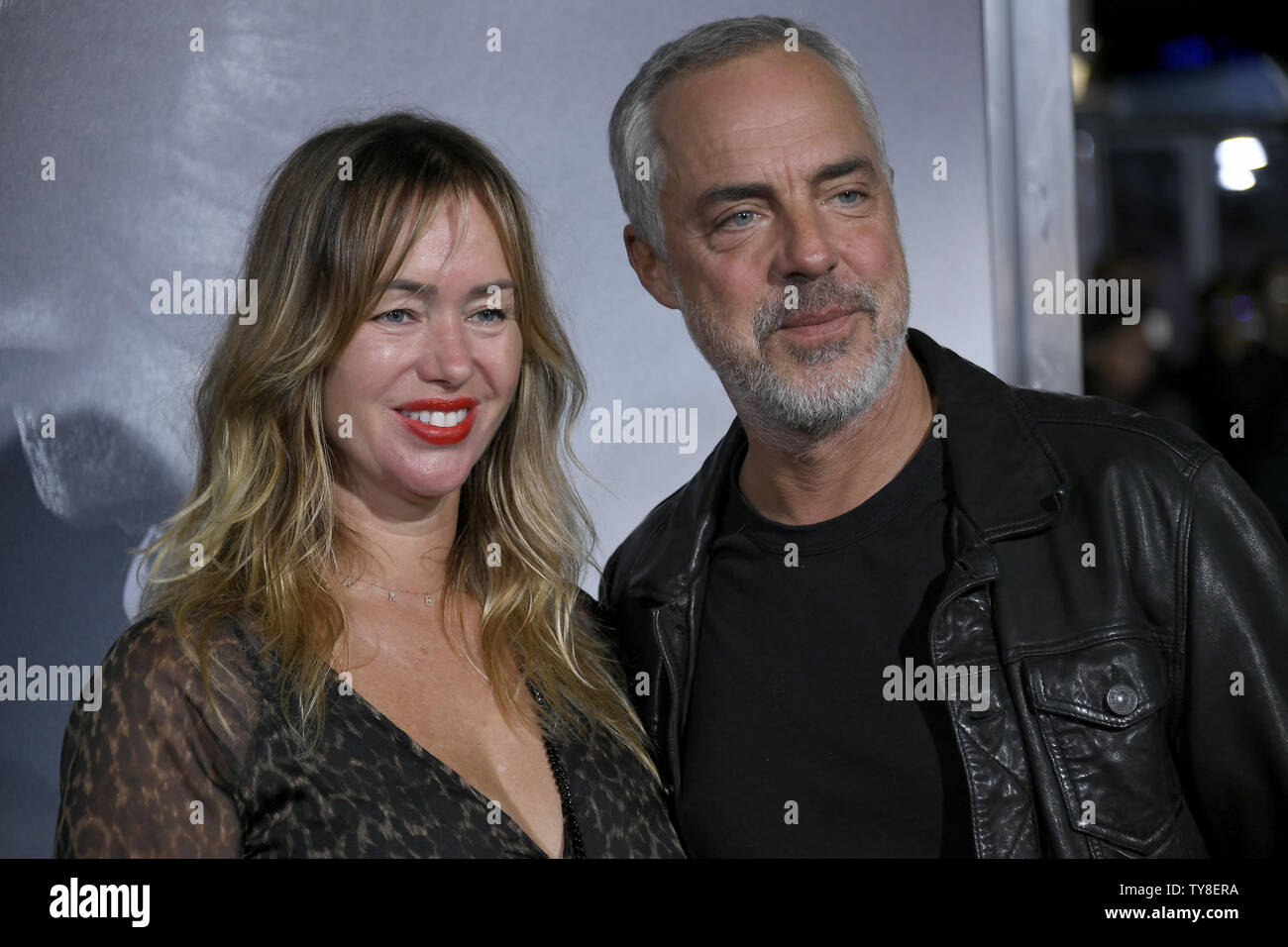 Titus Welliver et son épouse Jose Stemkens assister à la première du film 'Thriller' La Mule au Regency Village Theatre dans la section de Westwood Los Angeles le 10 décembre 2018. Le film raconte l'histoire vraie d'un 90-year-old horticulteur et vétéran de la DEUXIÈME GUERRE MONDIALE qui se fait prendre le transport de 3 millions de dollars de cocaïne dans le Michigan pour un cartel mexicain de la drogue. Photo de John McCoy/UPI Banque D'Images