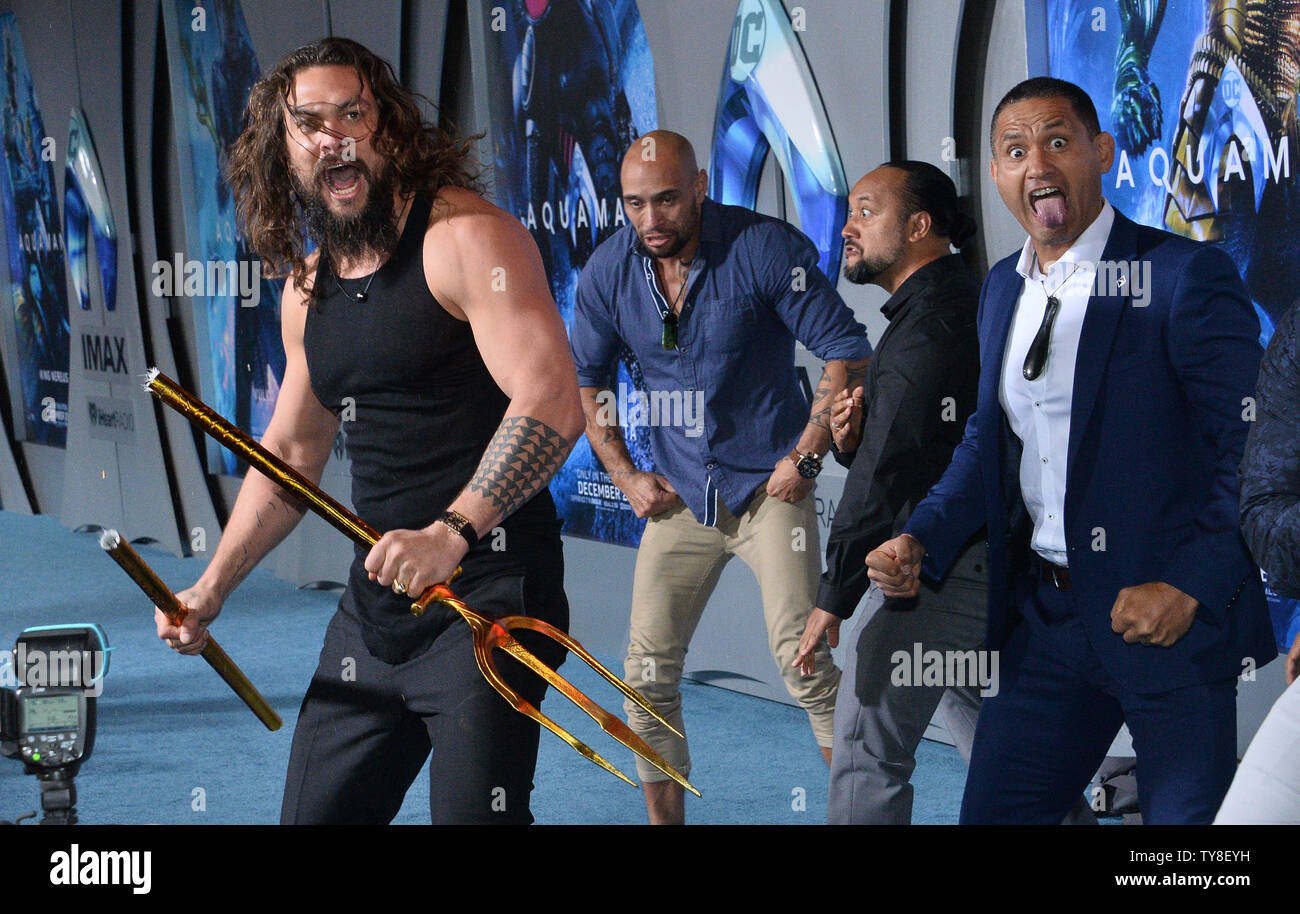 Jason Momoa acteur rejoint haka danseurs lors de la première de la sci-fi 'cinéma' Aquaman au théâtre chinois de Grauman dans la section Hollywood de Los Angeles le 12 décembre 2018. Le film raconte l'histoire d'Arthur Curry qui apprend qu'il est l'héritier du royaume sous-marin d'Atlantis, et ne doit pas en avant pour conduire son peuple et d'être un héros pour le monde entier. Photo par Jim Ruymen/UPI Banque D'Images