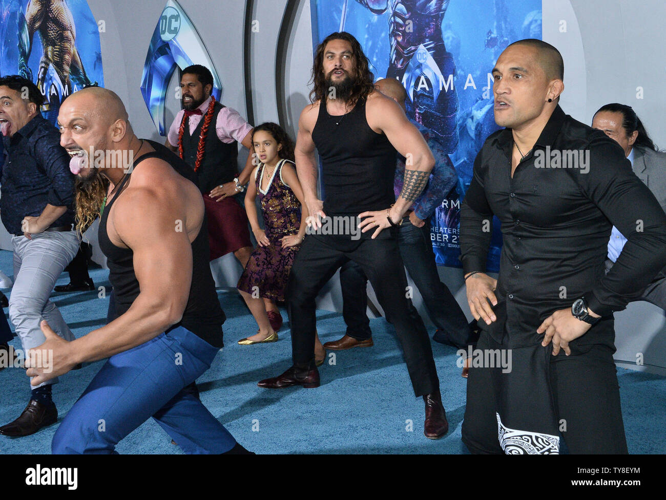 Jason Momoa acteur rejoint haka danseurs lors de la première de la sci-fi 'cinéma' Aquaman au théâtre chinois de Grauman dans la section Hollywood de Los Angeles le 12 décembre 2018. Le film raconte l'histoire d'Arthur Curry qui apprend qu'il est l'héritier du royaume sous-marin d'Atlantis, et ne doit pas en avant pour conduire son peuple et d'être un héros pour le monde entier. Photo par Jim Ruymen/UPI Banque D'Images
