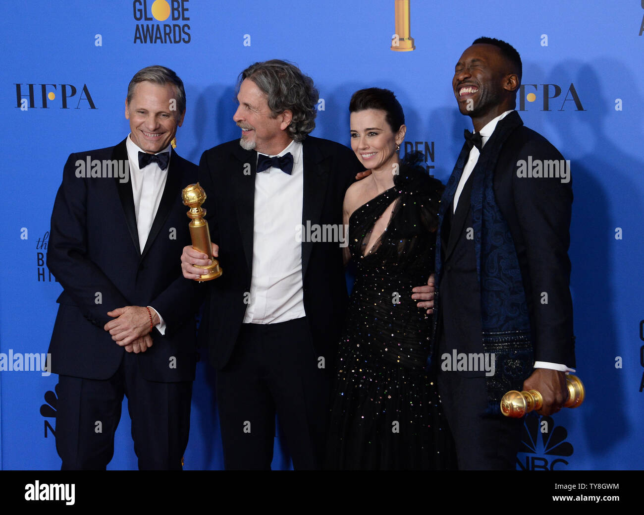 (L-R) Viggo Mortensen, Peter Farrelly, Linda Cardellini, et Mahershala Ali apparaissent en coulisses après avoir remporté l'award pour Meilleur Film, comédie musicale ou Comédie pour 'Livre Vert' pendant la 76e Golden Globe Awards au Beverly Hilton Hotel à Beverly Hills, Californie le 6 janvier 2019. Photo par Jim Ruymen/UPI Banque D'Images