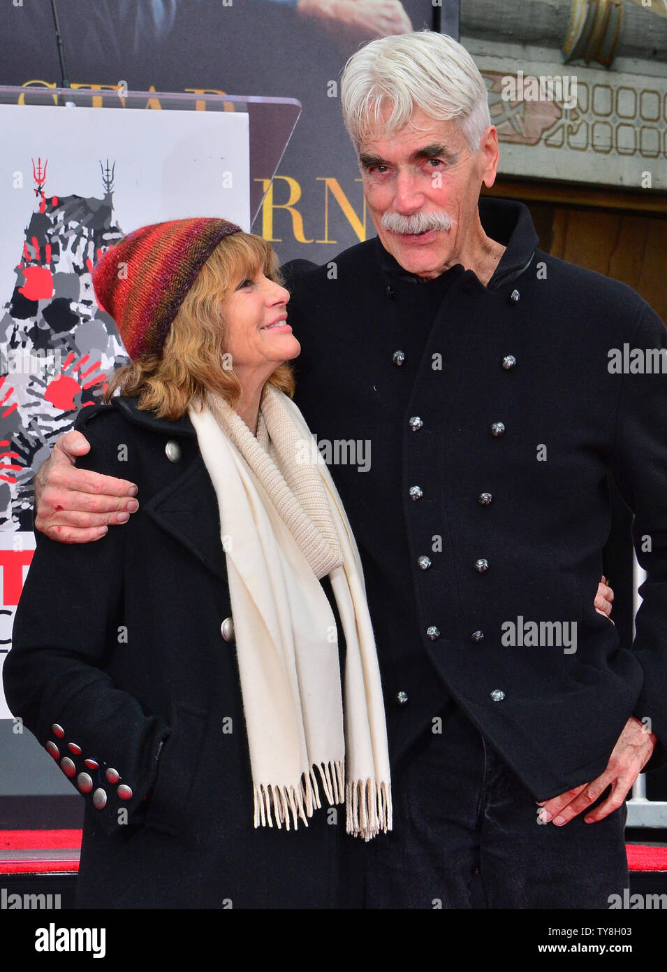 Acteur Sam Elliot est rejoint par son épouse Katharine Ross au cours d'une cérémonie empreinte de main et immortalisant lui dans le parvis de l'Théâtre chinois de Grauman (autrefois Grauman's) dans la section Hollywood de Los Angeles le 7 janvier 2019. Photo par Jim Ruymen/UPI Banque D'Images