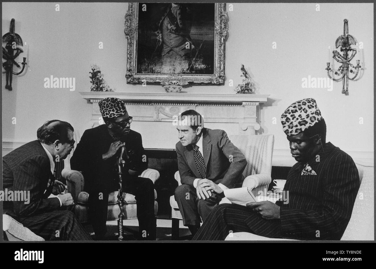 Réunion dans le bureau ovale entre l'Nixonand Le Président Mobutu Sese Seku du Zaïre ; Portée et contenu : Sur la photo : Le général Mobutu Sese Seko, le président Nixon, non identifié. Sujet : Chef de l'Etat - l'Afrique. Banque D'Images