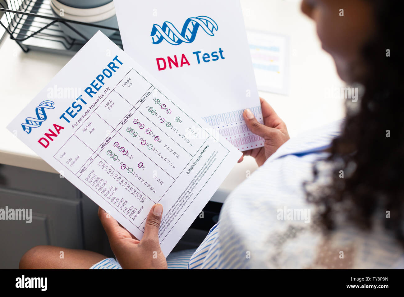 Rapport de test ADN en hads d'une femme enceinte Photo Stock - Alamy