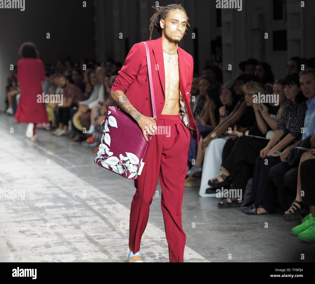 MILAN, ITALIE - 17 juin : Les modèles défilent le podium pour Miguel Vieira Milan fashion show Men's Fashion Week le 17 juin 2019 à Milan. Banque D'Images