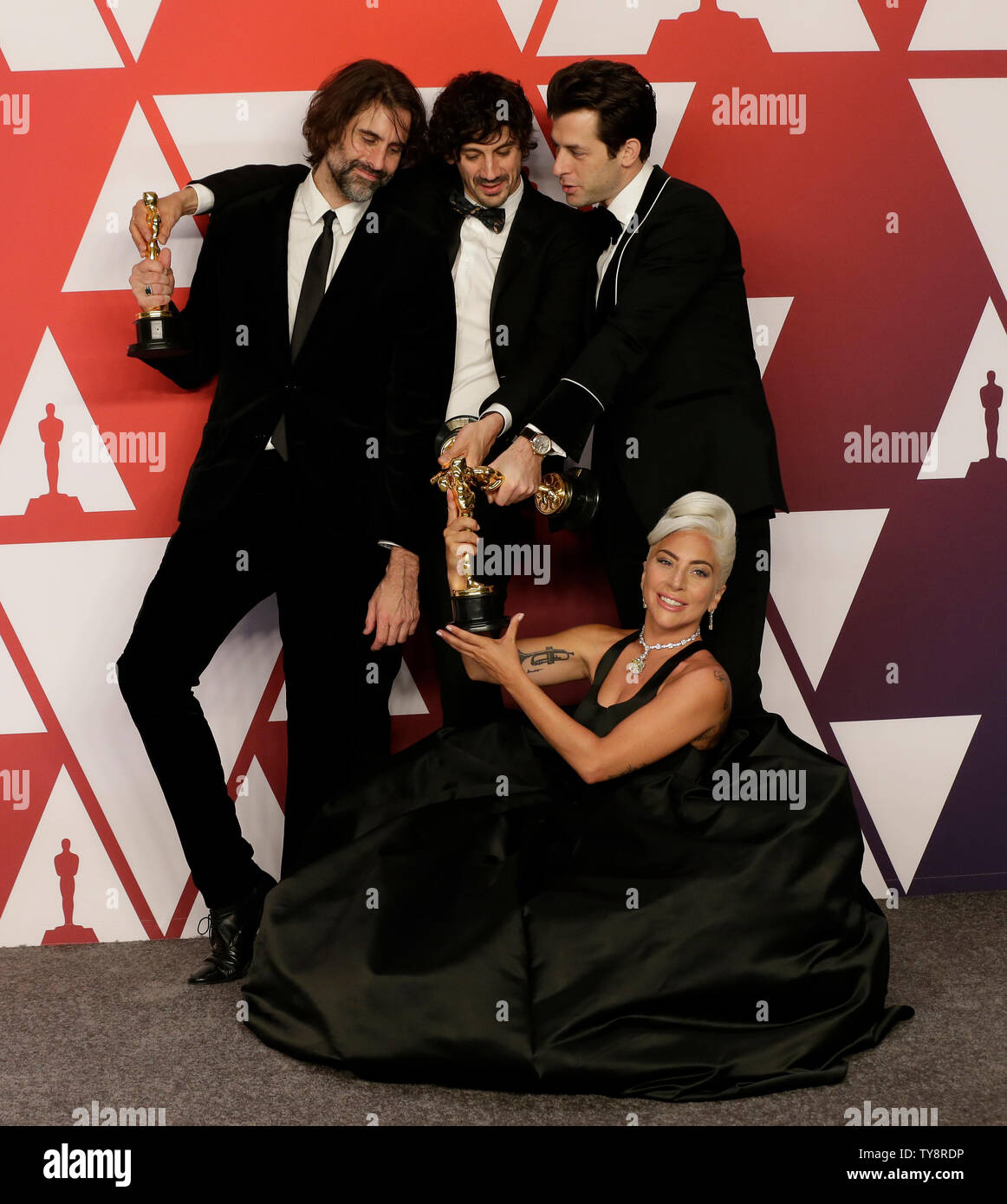 (L-R) Andrew Wyatt, Anthony Rossomando, Mark Ronson et Lady Gaga, les gagnants de la meilleure chanson originale pour "shallow" de "une étoile est née, apparaissent des coulisses avec leurs Oscar durant la 91e annuelle des Academy Awards à l'hôtel Loews Hollywood Hotel dans la section Hollywood de Los Angeles le 24 février 2019. Photo de John Angelillo/UPI Banque D'Images