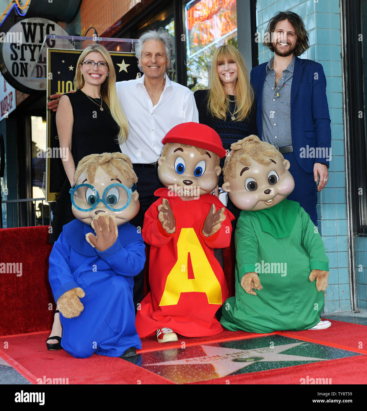 Les producteurs et propriétaires de les Chipmunks Ross Bagdasarian, (deuxième à gauche) et Janice Karman (troisième à gauche) posent avec leurs enfants Vanessa Bagdasarian (extrême gauche) et Michael Bagdasarian et Alvin et les Chipmunks à la cérémonie de dévoilement d'étoiles honorant les chipmunks avec le 2,657ème étoile sur le Hollywood Walk of Fame à Los Angeles, Californie le 14 mars 2019. Photo de Chris Chew/UPI Banque D'Images