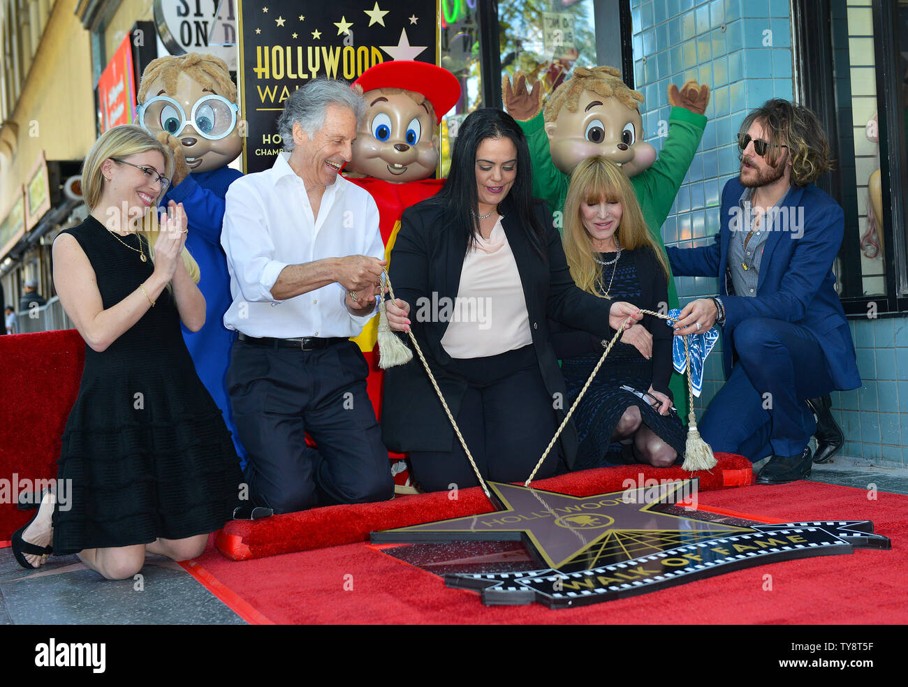 (L-R, première rangée) Vanessa Bagdasarian, Ross Bagdasarian, Président de la Chambre de commerce de Hollywood/CHEF Rana Ghadban, Janice Karman, Michael Bagdasarian et les Chipmunks (rangée arrière) assister à la cérémonie de dévoilement d'étoiles honorant Alvin et les Chipmunks avec le 2,657ème étoile sur le Hollywood Walk of Fame à Los Angeles, Californie le 14 mars 2019. Photo de Chris Chew/UPI Banque D'Images