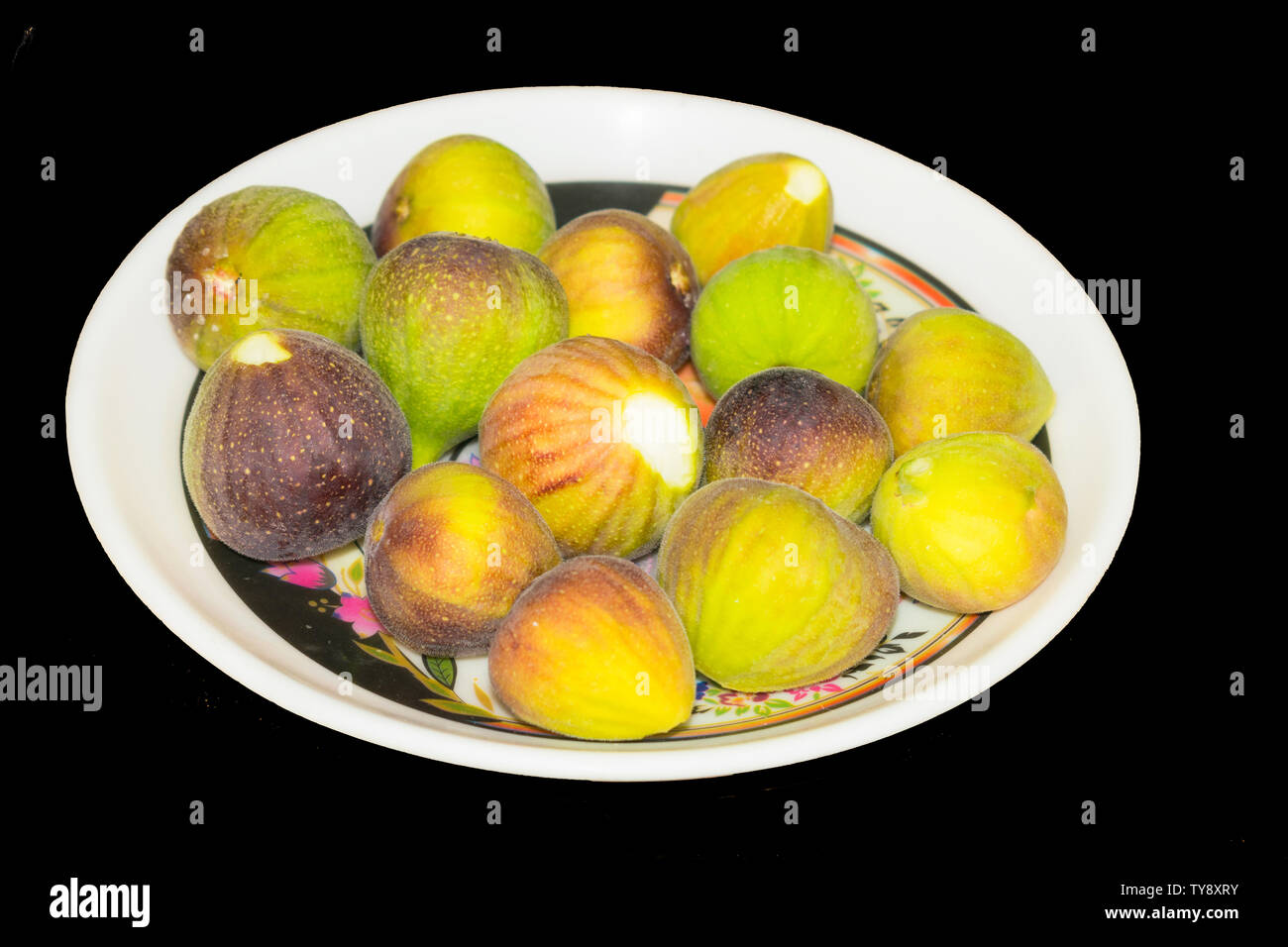 Close up of fresh fig fruits isolés sur fond noir,clipping path Banque D'Images