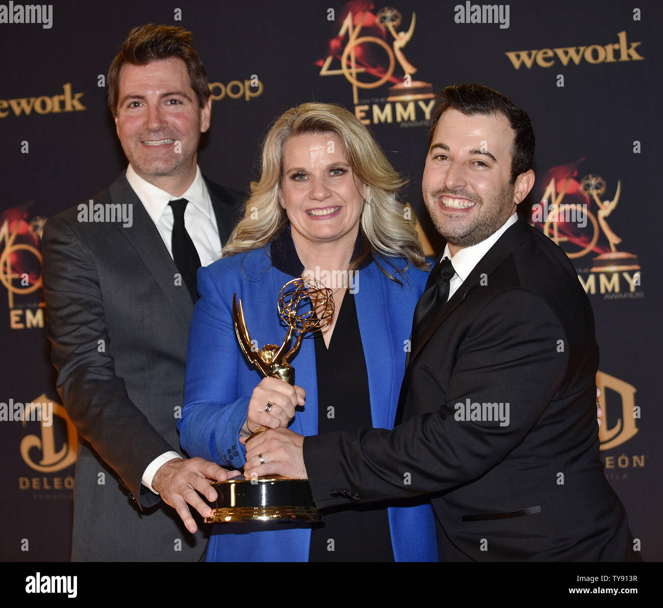 Liz directeur Patrick (centre) et de directeurs associés Ken Cooper et Huck tenir leur Hackstedt Emmy pour diriger en suspens pour un talk show, divertissements ou Programme de la matinée en coulisses dans la salle de presse au cours de la 46e Journée annuelle de Creative Arts Emmy Awards au Pasadena Civic Auditorium à Pasadena, Californie le 3 mai 2019. Photo de Chris Chew/UPI Banque D'Images