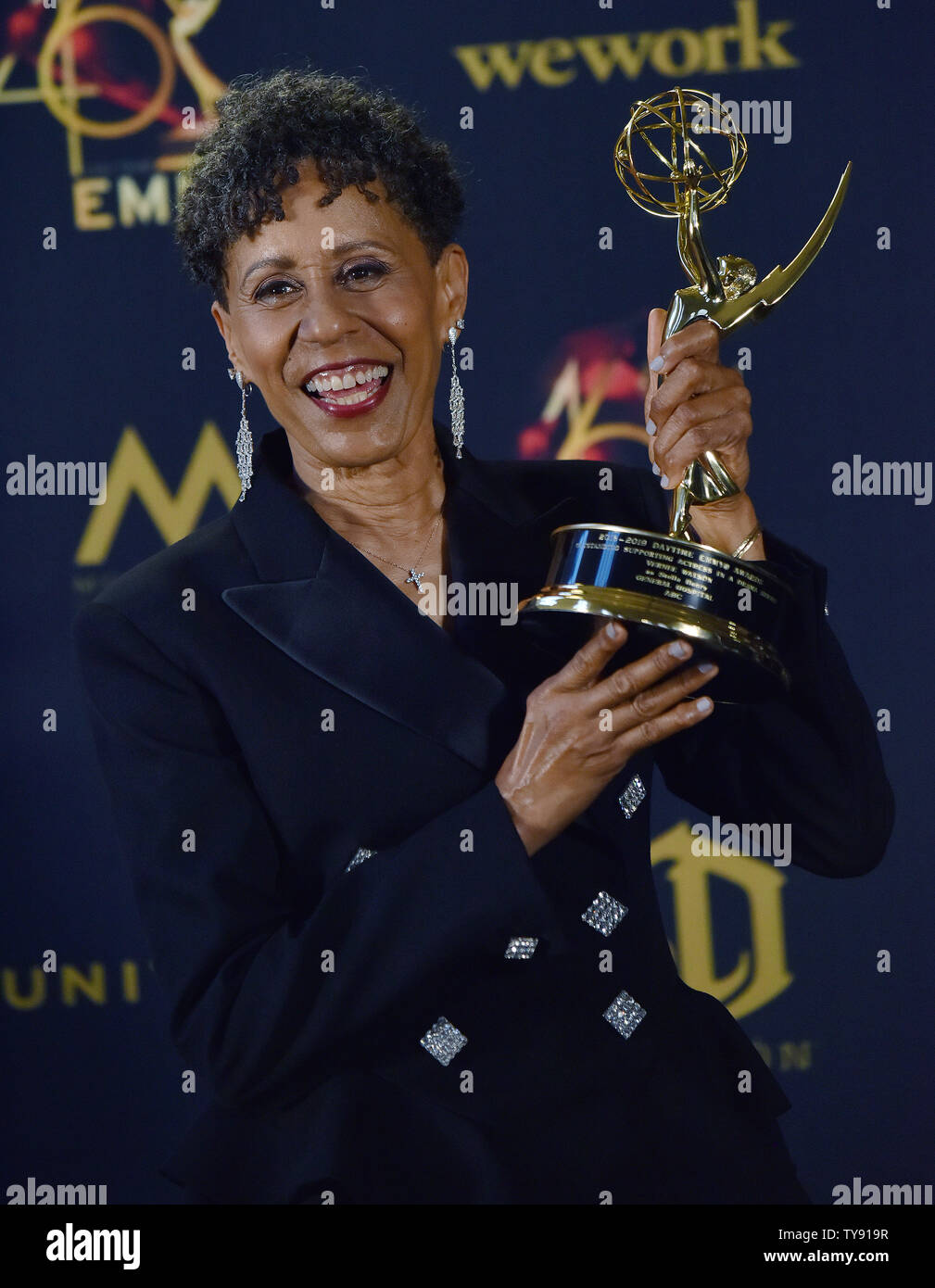 Vernee Watson détient son exceptionnelle pour Daytime Emmy Actrice de soutien dans une série dramatique en coulisses dans la salle de presse de la 46e Journée annuelle de Emmy Awards tenue à la Pasadena Civic Auditorium à Pasadena, Californie le 5 mai 2019. Photo de Chris Chew/UPI Banque D'Images