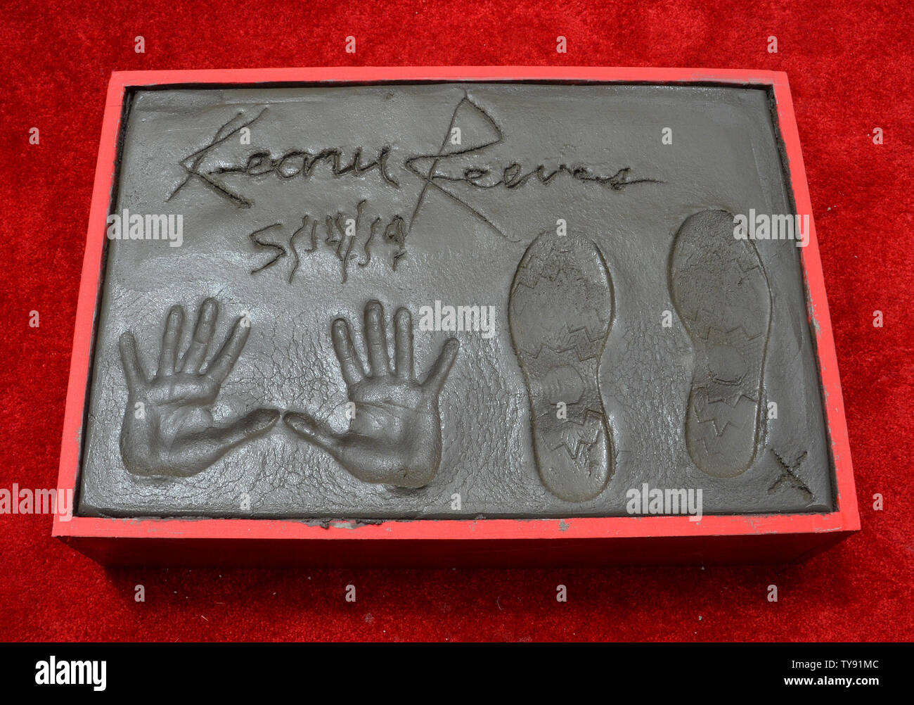 Les mains de l'acteur Keanu Reeves et empreintes sont sur l'affichage lors d'une cérémonie empreinte de main et immortalisant lui dans le parvis de l'Théâtre chinois de Grauman (autrefois Grauman's) dans la section Hollywood de Los Angeles le 14 mai 2019. Photo par Jim Ruymen/UPI Banque D'Images