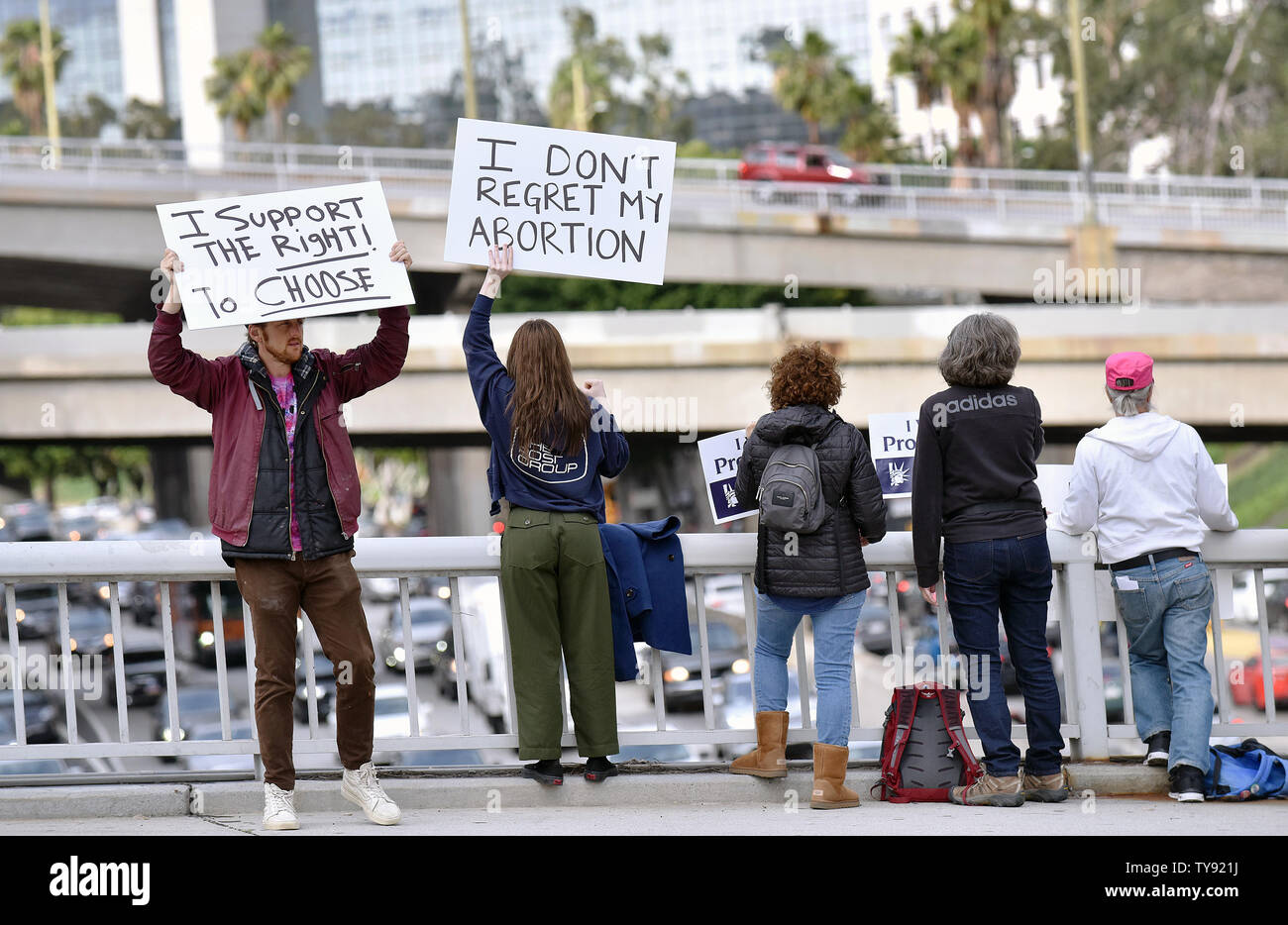 Militants des droits de l'avortement des signes sur l'onde Wilshire viaduc surplombant l'autoroute 110 à l'arrêt interdit l'avortement NARAL Pro-Choice rallye organisé par California à Los Angeles, Californie le 21 mai 2019. Photo de Chris Chew/UPI Banque D'Images