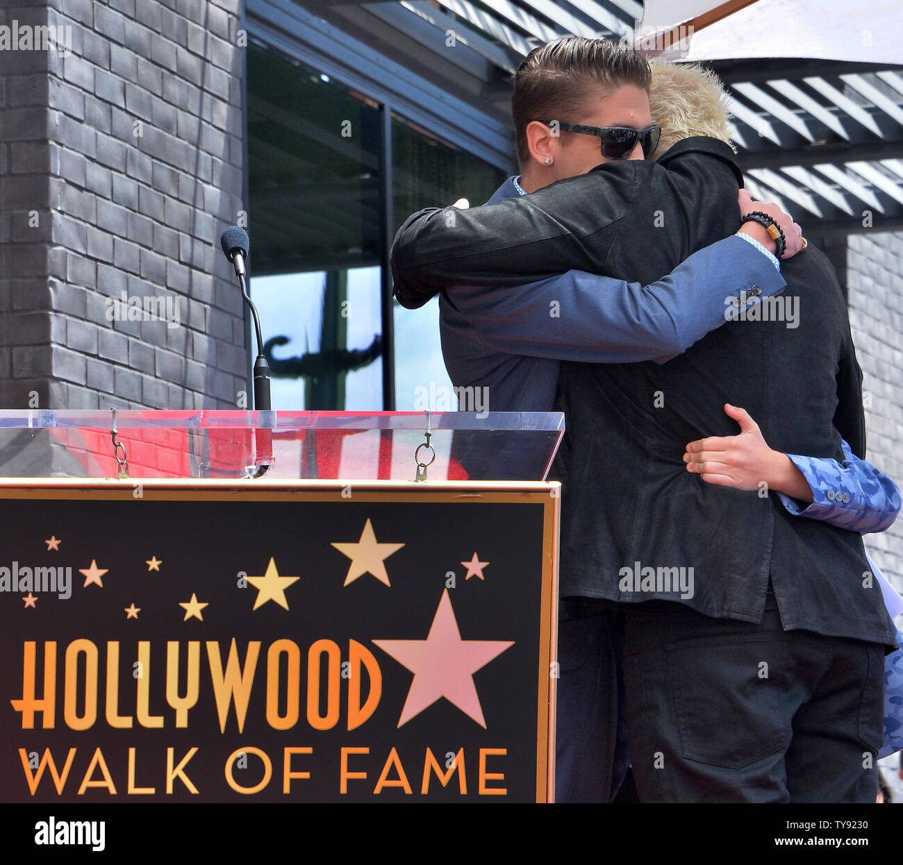 La personnalité de la télévision américaine, restaurateur et chef Guy Fieri et ses fils Hunter Fieri (L) et Ryder Fieri hug lors d'une cérémonie de dévoilement d'honorer avec le 2,664ème étoile sur le Hollywood Walk of Fame à Los Angeles le 22 mai 2019. Photo par Jim Ruymen/UPI. Banque D'Images