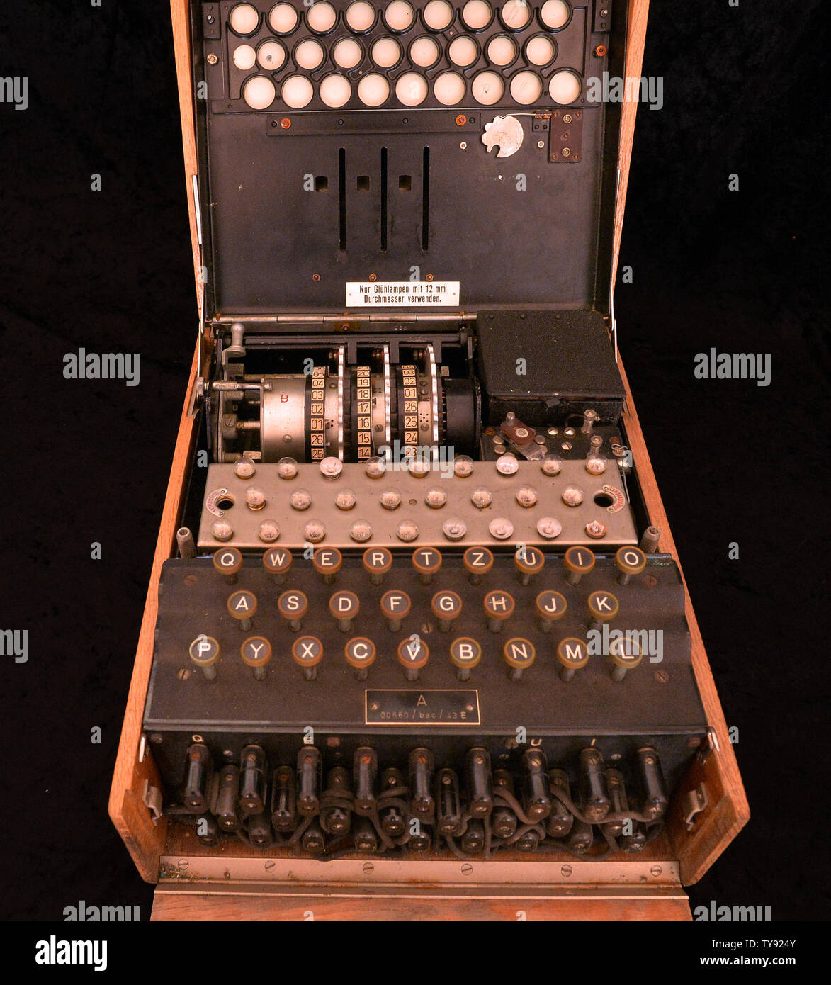 Un des rares trois-cipher design du rotor de la machine Enigma (M3) utilisés par les Allemands pendant la Seconde Guerre mondiale (photo) sera mise aux enchères en ligne le 30 mai 2019. Allemagne utilisé la machine Enigma à partir de 1934 jusqu'à la conclusion de la guerre en 1945. La machine Enigma pourrait brouiller les lettres dans l'une de 17 576 combinaisons possibles à l'exception de l'utilisation de sa lettre initiale. Dans la critique du film ''Le jeu d'imitation,'' scientifique britannique Alan Turing visant à décoder l'énigme système a permis aux alliés de déconstruire la plupart des chiffrements allemands codés des communications. Les machines Enigma sont maintenant très Banque D'Images