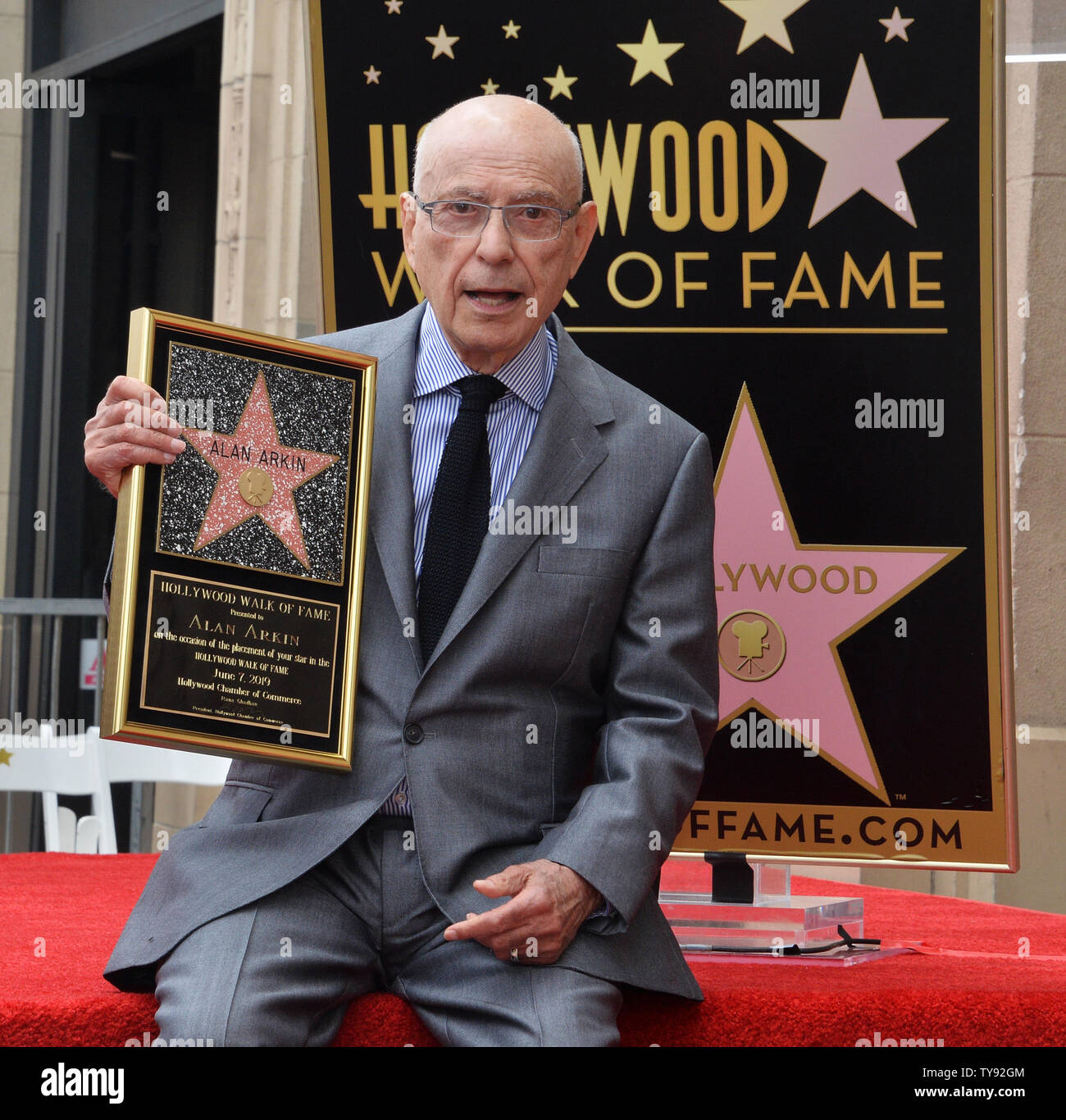 L'acteur Alan Arkin contient une réplique plaque lors d'une cérémonie honorant lui avec la 2,665ème étoile sur le Hollywood Walk of Fame à Los Angeles le 7 juin 2019. Photo par Jim Ruymen/UPI Banque D'Images