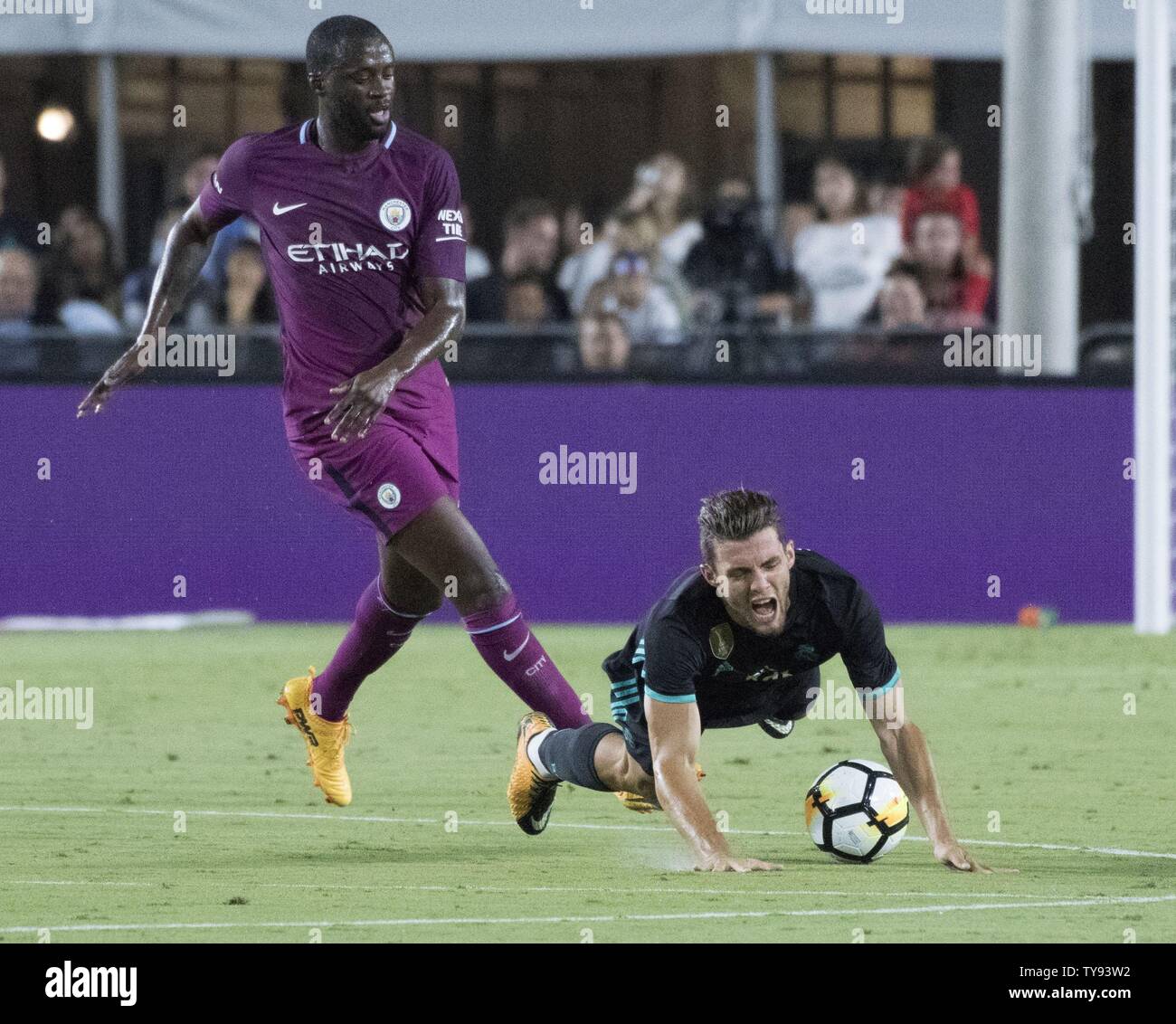 Le milieu de terrain de Manchester City Yaya TourŽ (42) reçoit un carton jaune sur cette pièce contre le milieu de terrain du Real Madrid Mateo Kovacic (16) dans la première moitié lors de leur match de la Coupe des Champions de l'International au Los Angeles Memorial Coliseum de Los Angeles le 26 juillet 2017. Photo de Michael Goulding/UPI Banque D'Images