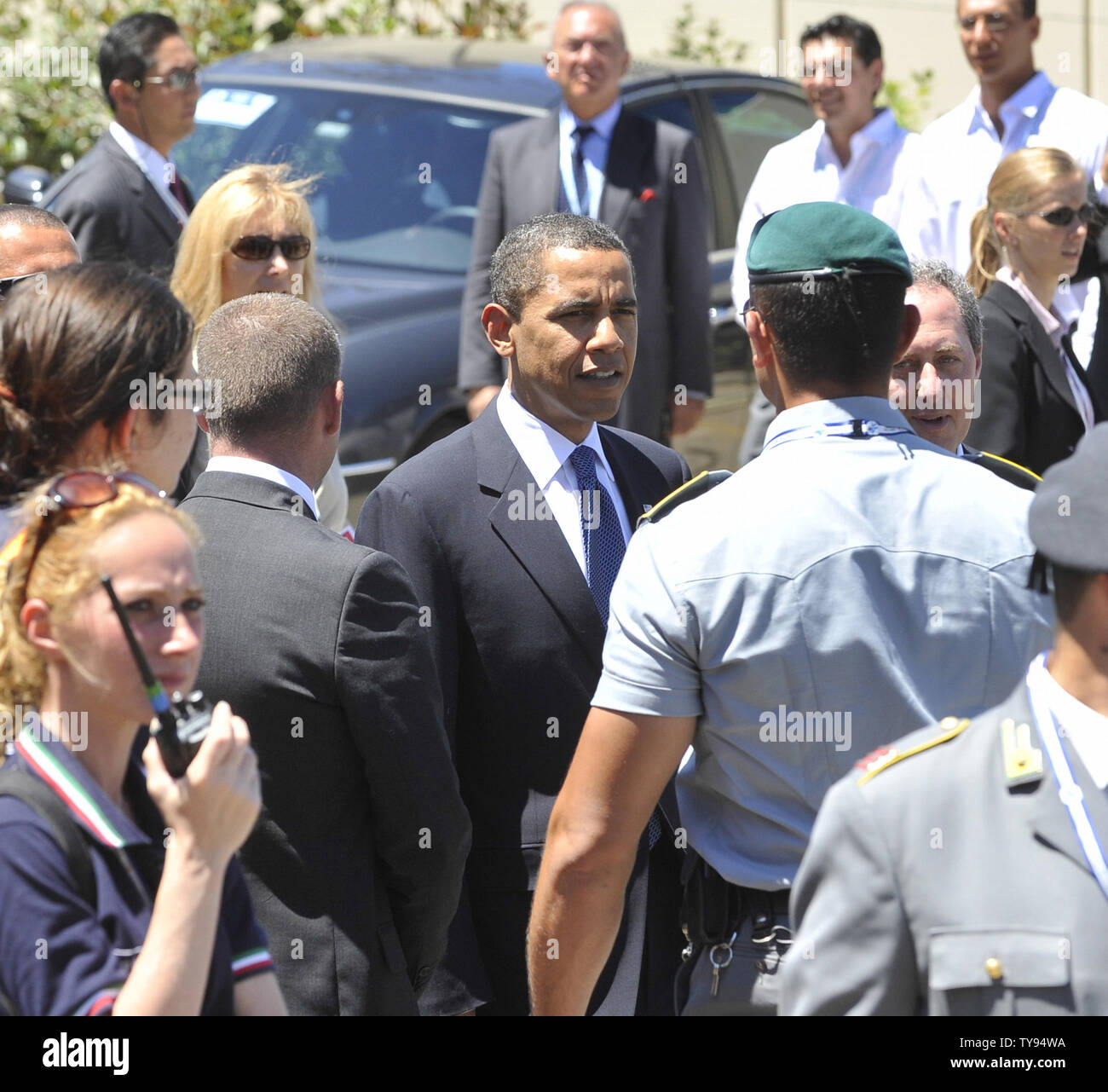 Le président américain, Barack Obama (C) arrive pour le G8 et G5 photo de groupe des dirigeants au sommet du G8 à L'Aquila, Italie le 9 juillet 2009. (Photo d'UPI/Alex Volgin) Banque D'Images