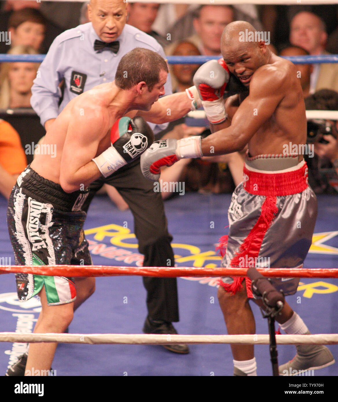 Joe Calzaghe de galles (L) mélange avec Bernard Hopkins au Thomas & Mack Center de Las Vegas le 19 avril 2008. La décision partagée Calzaghe lui a valu la victoire de la lumière de l'incontesté Heavyweight Championship boxing. (Photo d'UPI/Daniel Gluskoter) Banque D'Images