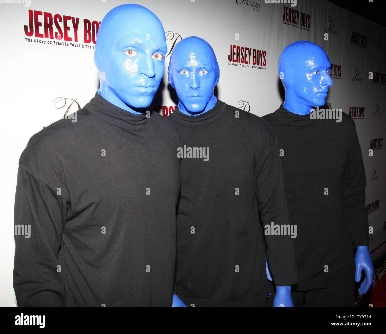 Les membres du Blue Man Group apparaissent pour la première du nouveau monde à l'Palozzo casino à Las Vegas le 3 mai 2008. La pièce est l'histoire de Frankie Valli et les quatre saisons. (Photo d'UPI/Daniel Gluskoter) Banque D'Images