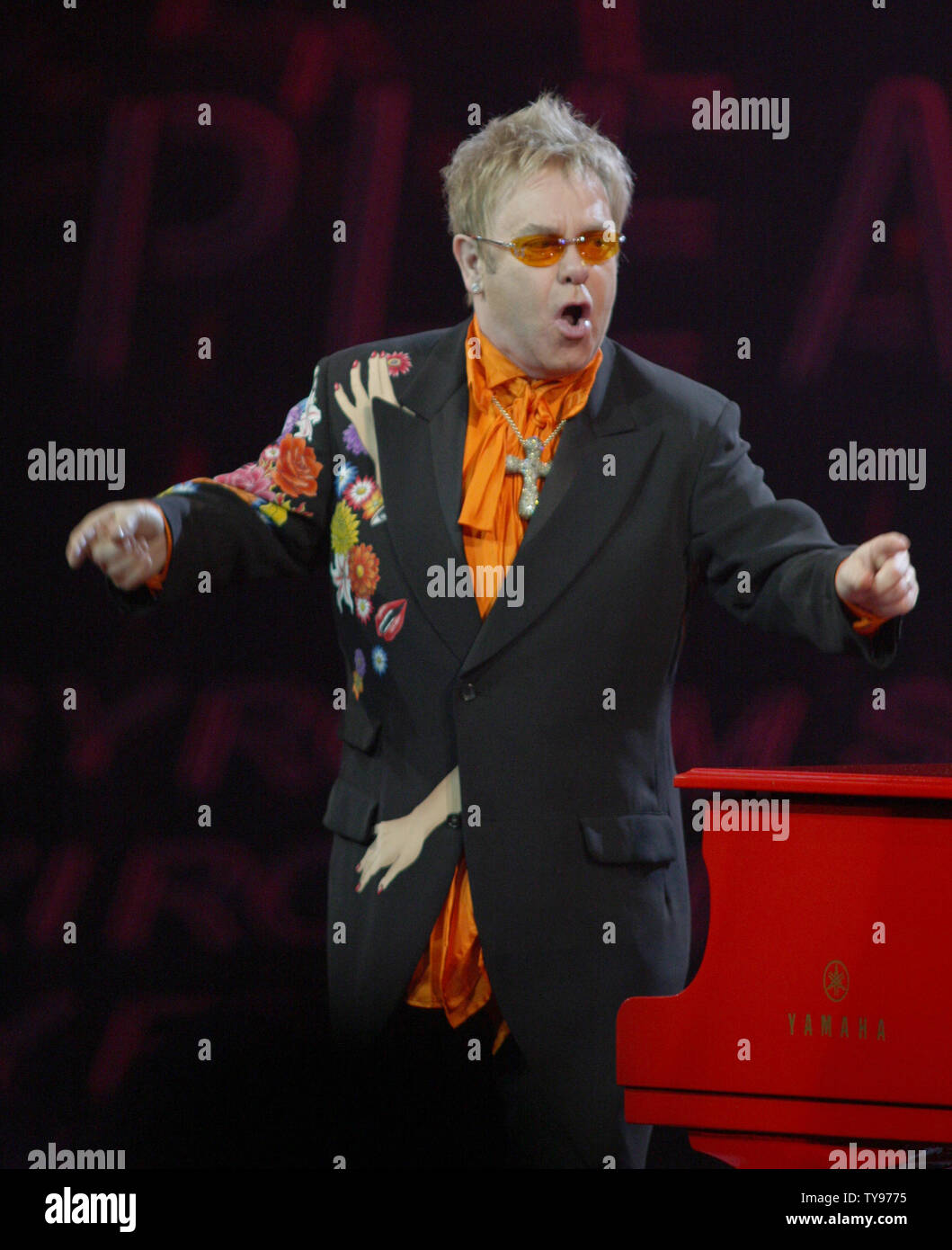 Elton John effectue au Caesars Palace à Las Vegas, Nevada le 21 juin 2008. Le célèbre pianiste français et Rock and Roll Hall of Famer donnait au 200e exécution de son Piano rouge 'Tour'. (Photo d'UPI/Daniel Gluskoter) Banque D'Images
