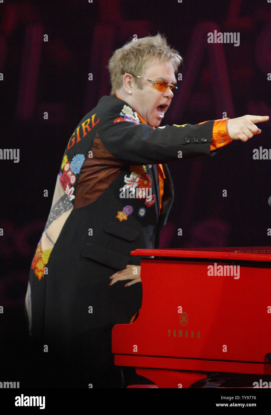 Elton John effectue au Caesars Palace à Las Vegas, Nevada le 21 juin 2008. Le célèbre pianiste français et Rock and Roll Hall of Famer donnait au 200e exécution de son Piano rouge 'Tour'. (Photo d'UPI/Daniel Gluskoter) Banque D'Images