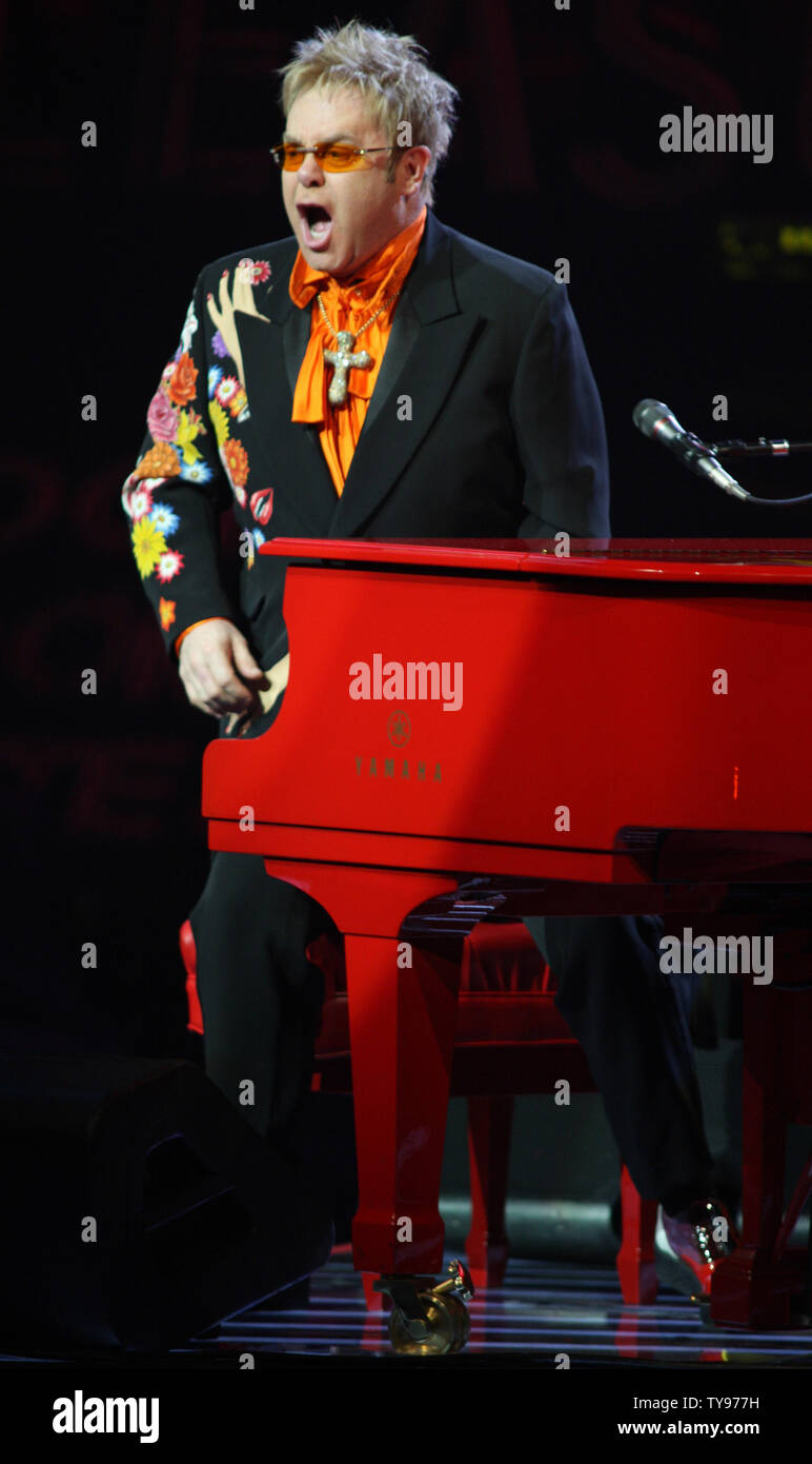Elton John effectue au Caesars Palace à Las Vegas, Nevada le 21 juin 2008. Le célèbre pianiste français et Rock and Roll Hall of Famer donnait au 200e exécution de son Piano rouge 'Tour'. (Photo d'UPI/Daniel Gluskoter) Banque D'Images