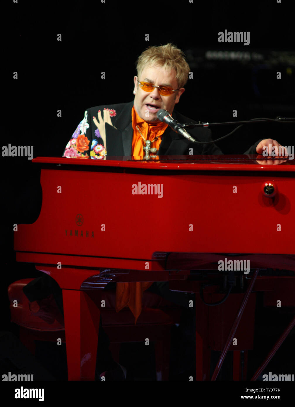 Elton John effectue au Caesars Palace à Las Vegas, Nevada le 21 juin 2008. Le célèbre pianiste français et Rock and Roll Hall of Famer donnait au 200e exécution de son Piano rouge 'Tour'. (Photo d'UPI/Daniel Gluskoter) Banque D'Images