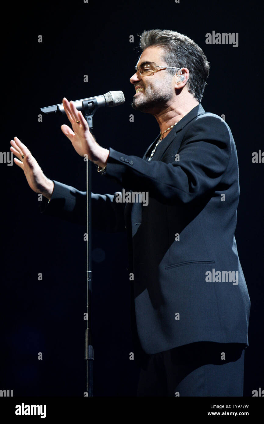 George Michael effectue au MGM Grand arena de Las Vegas, Nevada le 21 juin 2008. Le chanteur anglais et ancien chanteur de Wham ! Est au milieu de la première tournée en Amérique du Nord en 17 ans à l'appui de son plus récent album '25' . (Photo d'UPI/Daniel Gluskoter) Banque D'Images