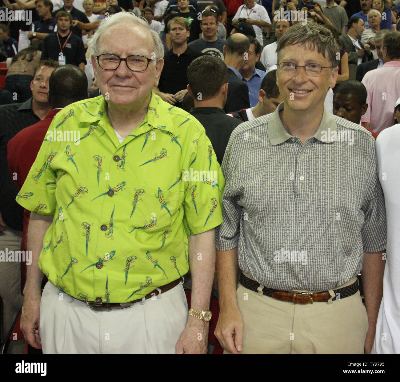 Le philanthrope Warren Buffett (L) et Bill Gates profiter gagner 120-65 du Team USA sur le Canada dans un match de basket-ball olympique exposition au Thomas & Mack Center de Las Vegas, Nevada le 25 juillet 2008. (Photo d'UPI/Daniel Gluskoter) Banque D'Images