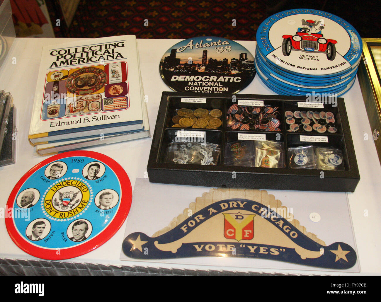 Les collectionneurs souvenirs politiques se réunissent à Las Vegas le 06 août, 2008. La convention bi-annuelle de l'American Political Items Collectors avec boutons de campagne, insignes, affiches et autres éléments est le plus grand de la nation. (Photo d'UPI/Daniel Gluskoter) Banque D'Images