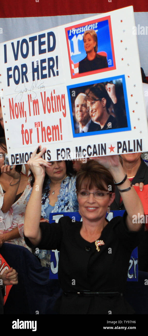 Candidate à la vice-présidence républicaine Sarah Palin lors d'un rassemblement des campagnes à Henderson, Nevada le 21 octobre 2008. Le gouverneur de l'Alaska, est apparue plus tôt dans la journée que le GOP étain Reno Nevada a poursuit cinq votes électoraux dans l'objet de l'état de rotation. (Photo d'UPI/Daniel Gluskoter) Banque D'Images