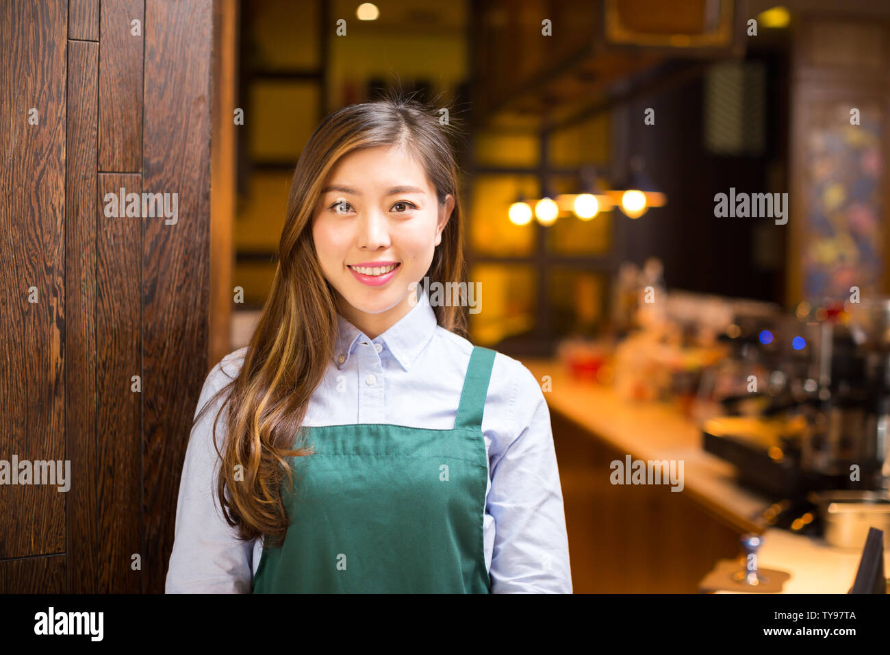 Faire serveuse et serveur dans un café Banque D'Images