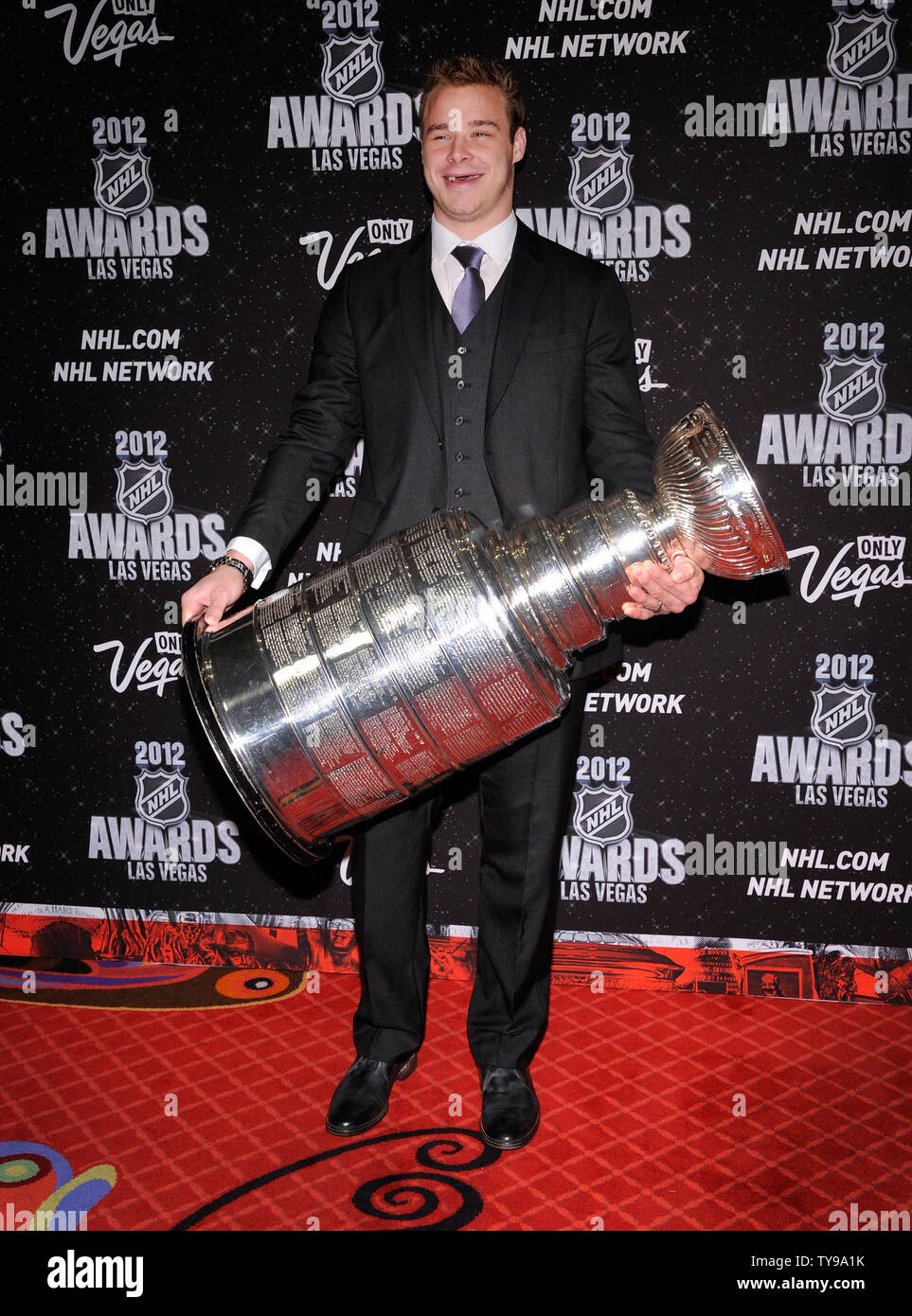 Los Angeles Kings' Dustin Brown pose avec la Coupe Stanley comme il arrive pour la remise des prix de la LNH en 2012 au Théâtre Encore at Wynn Las Vegas à Las Vegas le 20 juin 2012. UPI/David Becker Banque D'Images