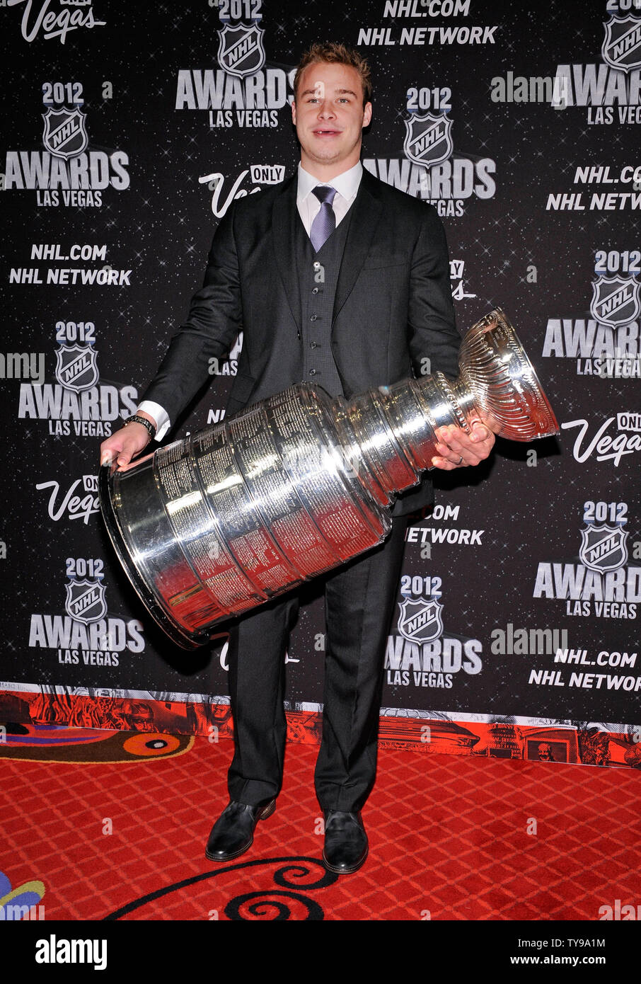 Los Angeles Kings' Dustin Brown pose avec la Coupe Stanley comme il arrive pour la remise des prix de la LNH en 2012 au Théâtre Encore at Wynn Las Vegas à Las Vegas le 20 juin 2012. UPI/David Becker Banque D'Images