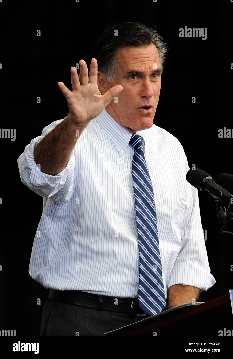 Candidat présidentiel républicain Mitt Romney parle de partisans à un événement de campagne au pavillon d'Henderson de Henderson, Nevada le 23 octobre 2012. Un jour après le dernier débat présidentiel, Mitt Romney fait campagne dans le Nevada et le Colorado. UPI/David Becker Banque D'Images