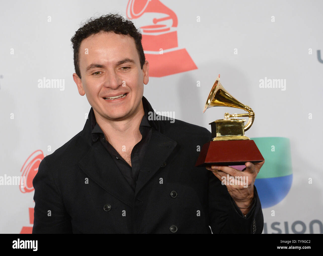 Fonseca pose des coulisses avec son award du meilleur album pop vocal traditionnel pour ' Fonseca Sinfonica' à la 15e édition annuelle de Latin Grammy Awards au MGM Grand Garden Arena de Las Vegas, Nevada le 20 novembre 2014. UPI/Jim Ruymen Banque D'Images