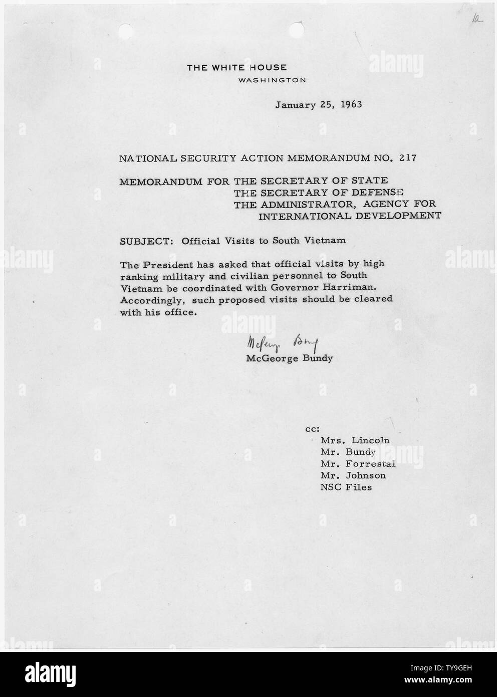 Action de sécurité nationale Note n° 217 visites officielles au Vietnam du Sud ; la portée et contenu : Note pour le secrétaire d'État, le secrétaire à la défense, l'administrateur, l'Agence américaine pour le développement international demandant à la visite officielle au Vietnam du Sud être coordonnée avec Averell Harriman. Banque D'Images