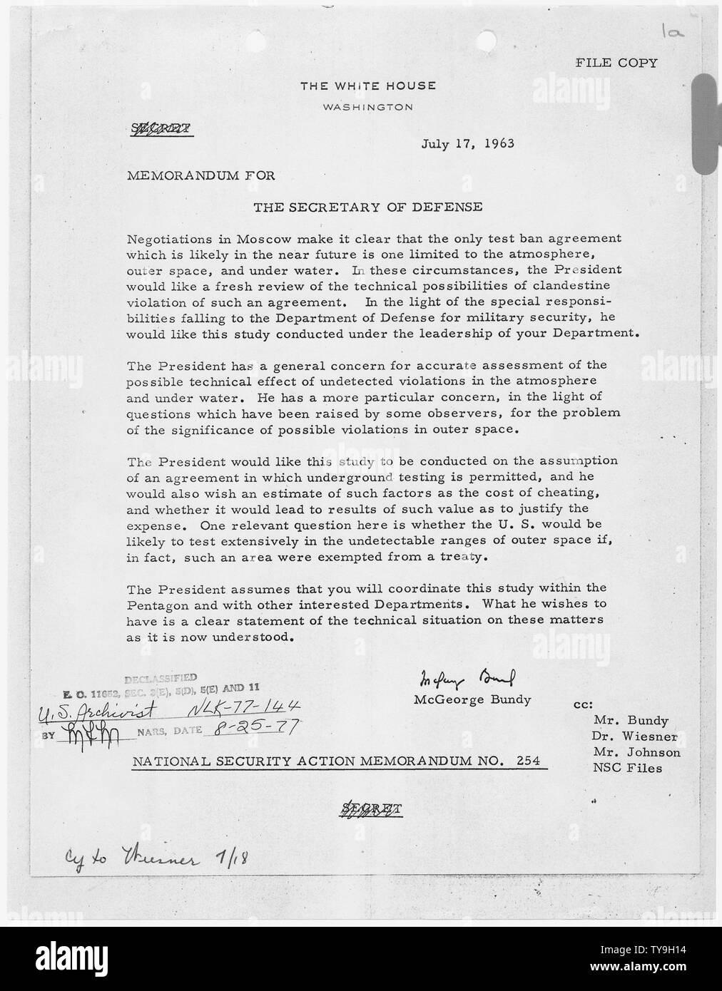 Action de sécurité nationale Note n° 254 essais nucléaires Accord ; Portée et contenu : Note pour le secrétaire de la défense concernant l'étude pour limiter d'interdiction des essais nucléaires. Banque D'Images