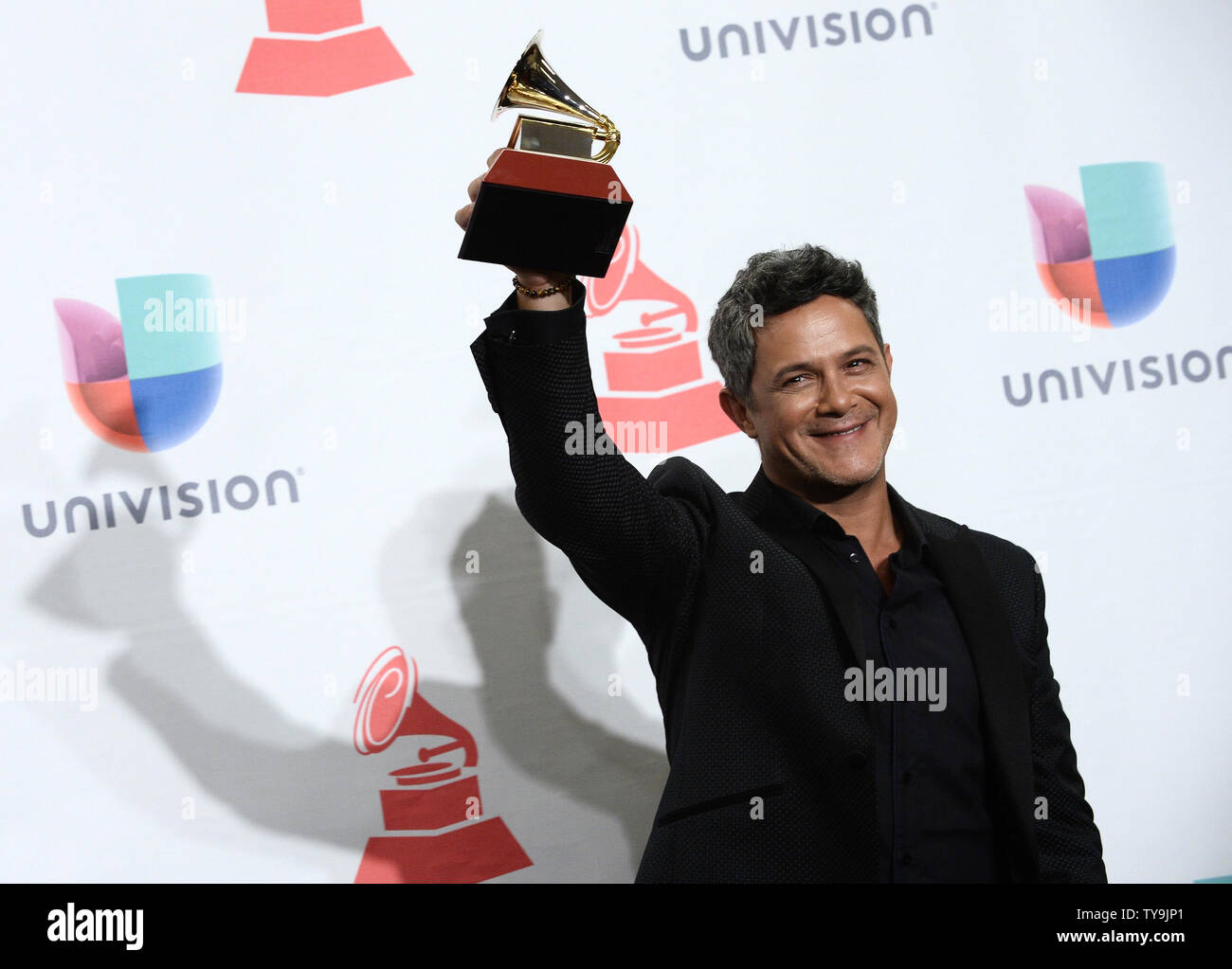 Alejandro Sanz pose dans la salle de presse avec l'award du meilleur album vocal pop contemporaine pour 'Sirope" au cours de la 16e Conférence annuelle de Latin Grammy Awards au MGM Grand Garden Arena de Las Vegas, Nevada le 19 novembre 2015. Photo par Jim Ruymen/UPI Banque D'Images