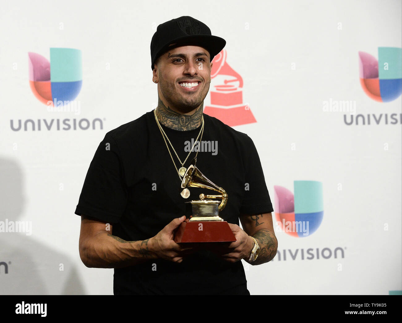 Nicky Jam pose dans l'espace presse avec le prix pour la meilleure performance en milieu urbain pour les 'El Perdon' au cours de la 16e Conférence annuelle de Latin Grammy Awards au MGM Grand Garden Arena de Las Vegas, Nevada le 19 novembre 2015. Photo par Jim Ruymen/UPI Banque D'Images