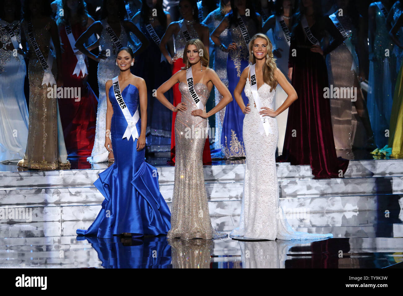 Top 3 candidats Miss Philippines, Pia Alonzo Wurtzbach, Miss Colombie, Ariadna Gutierrez-Arevalo et Miss USA, Olivia Jordanie, sur scène pendant le défilé de Miss Univers concours au Planet Hollywood Resort & Casino à Las Vegas, Nevada le 20 décembre 2015. Photo de James Atoa/UPI Banque D'Images